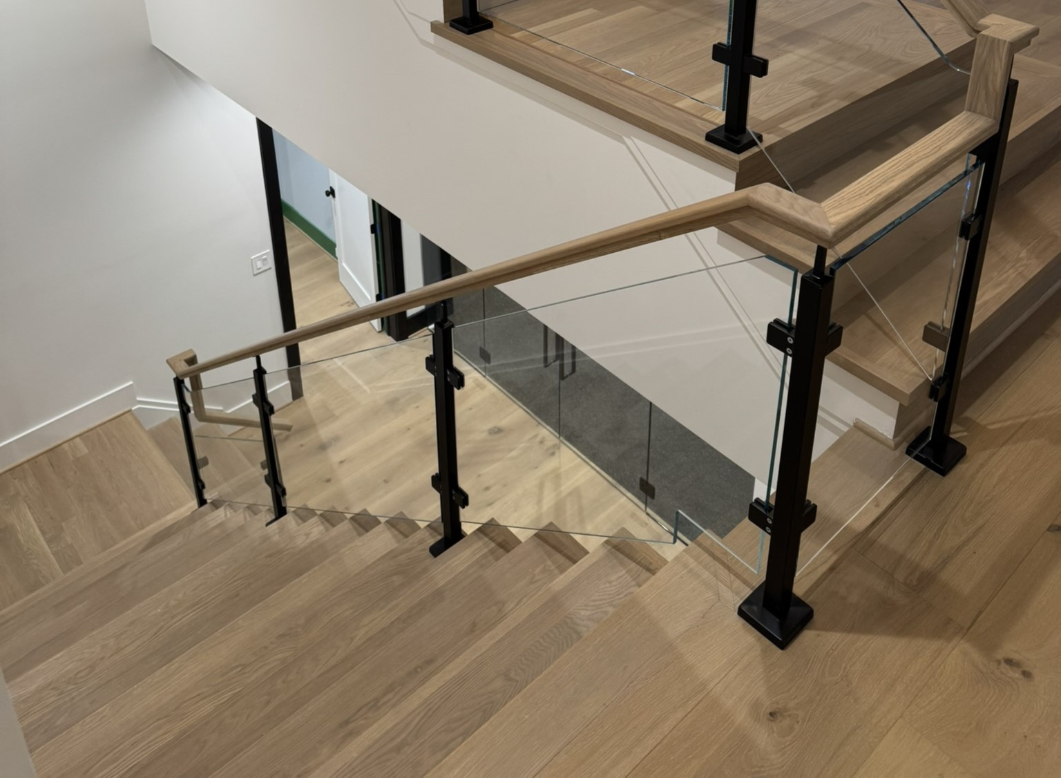 134_Modern White Oak Stair with Glass Balustrade, Vienna, VA 22180