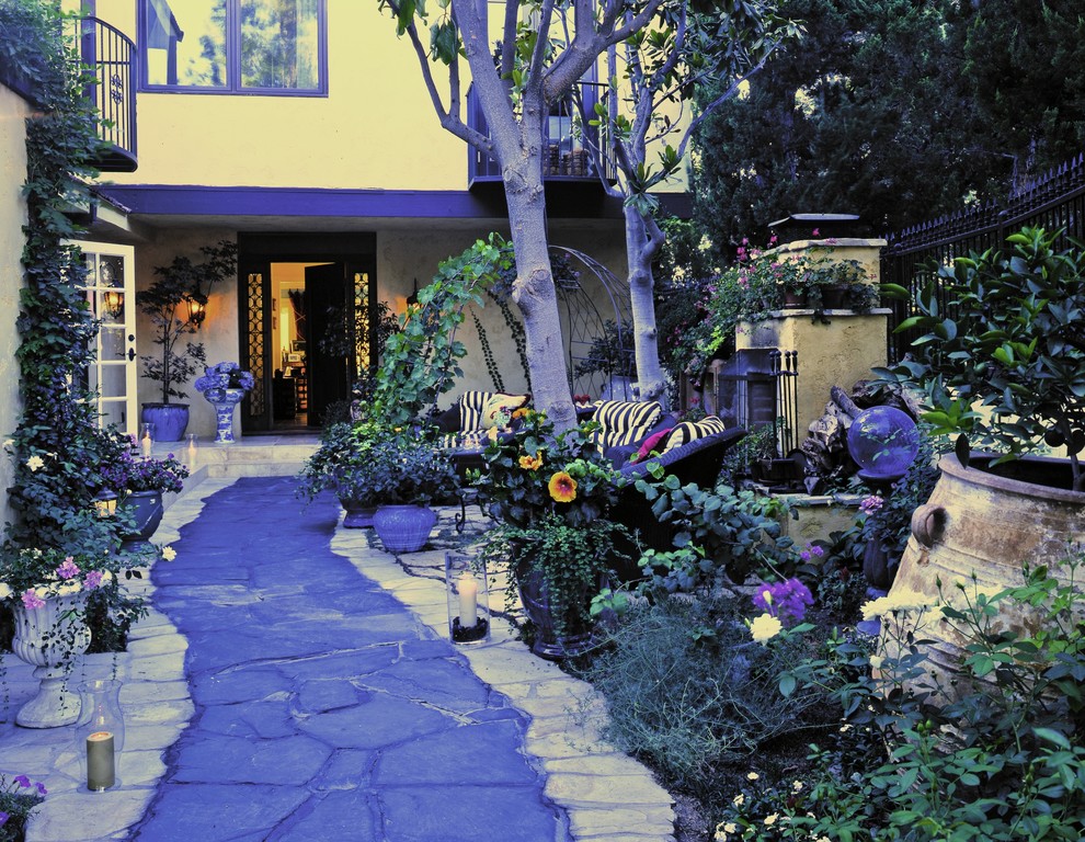 Design ideas for a traditional entryway in Los Angeles.