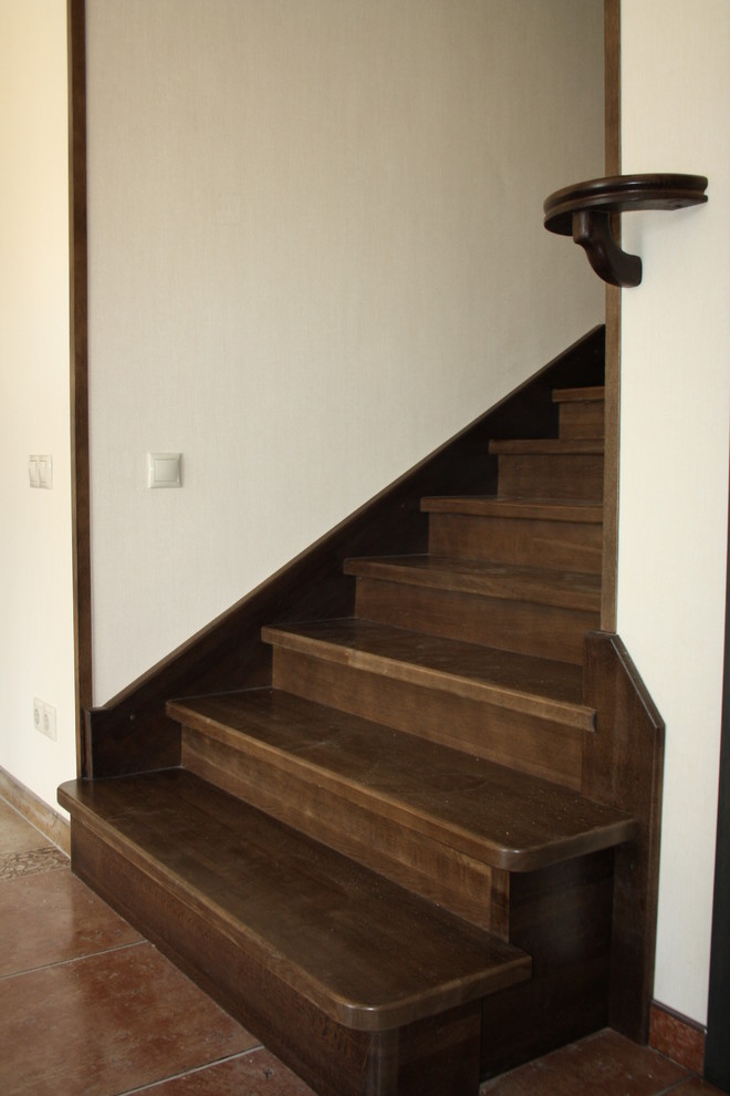 Дубовая лестница на бетонном основании