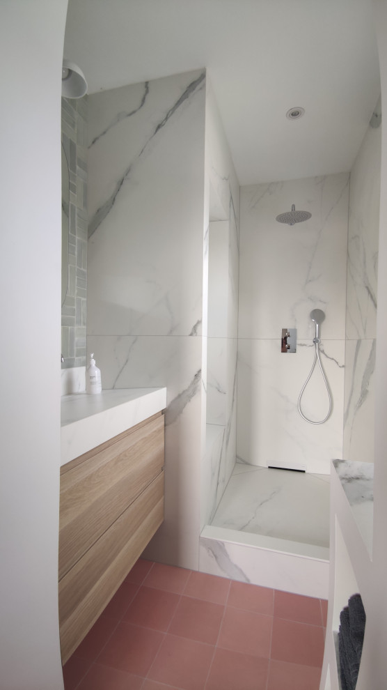 Inspiration för mellanstora moderna vitt badrum med dusch, med luckor med profilerade fronter, gröna skåp, en kantlös dusch, vit kakel, marmorkakel, vita väggar, cementgolv, ett konsol handfat, kaklad bänkskiva, rosa golv och med dusch som är öppen