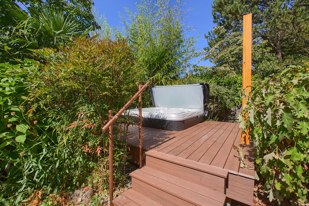 Photo of a mid-sized contemporary backyard deck in Seattle with a vertical garden and no cover.