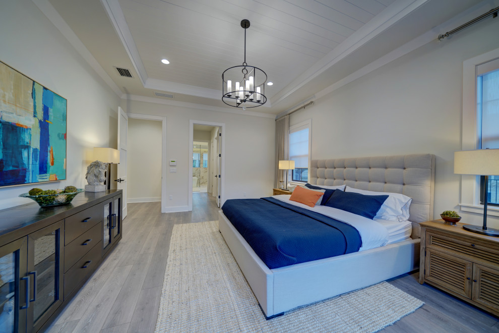 Стильный дизайн: большая хозяйская спальня в современном стиле с светлым паркетным полом и кессонным потолком - последний тренд