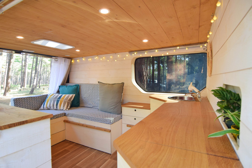 Стильный дизайн: маленькая гостиная комната в скандинавском стиле с белыми стенами, темным паркетным полом, деревянным потолком и стенами из вагонки для на участке и в саду - последний тренд
