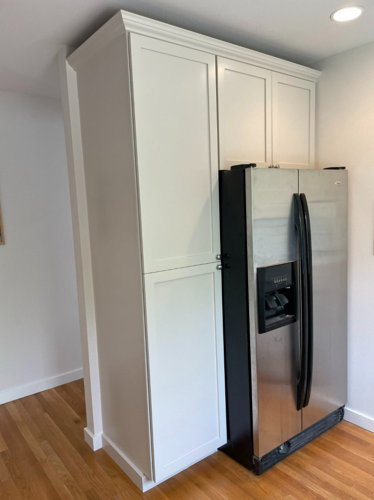 Transitional kitchen photo in Seattle