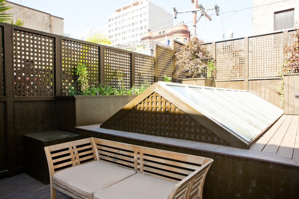 Mid-sized traditional rooftop deck in Chicago with a pergola.