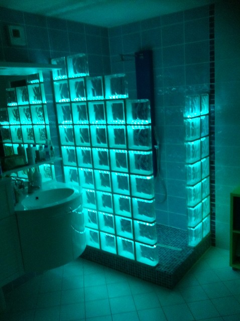 cabine de douche en briques de verre avec un éclairage par LED -  Contemporary - Grenoble - by Wiik Décoration Rénovation | Houzz