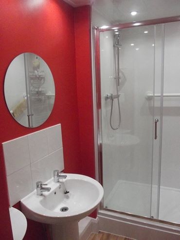 На фото: маленькая главная ванная комната в стиле модернизм с раковиной с пьедесталом, двойным душем, белой плиткой, цементной плиткой, красными стенами и полом из линолеума для на участке и в саду