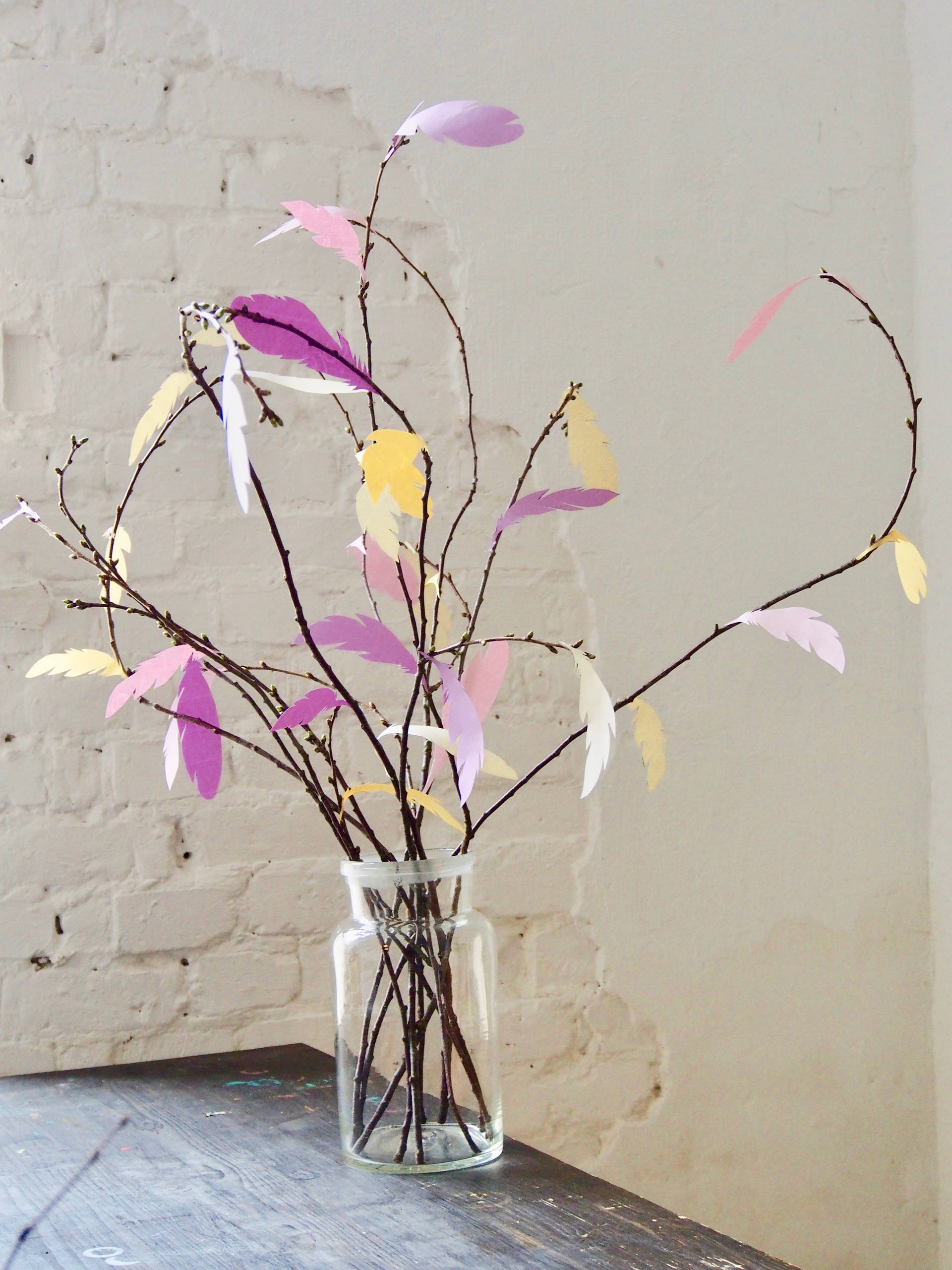 DIY: Frische Frühlingszweige mit Papierfedern basteln
