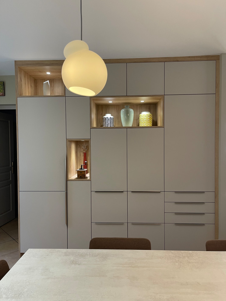 Medium sized scandinavian l-shaped kitchen/diner in Bordeaux with a double-bowl sink, beaded cabinets, light wood cabinets, laminate countertops, grey splashback, ceramic splashback, stainless steel appliances, ceramic flooring, an island, brown floors and beige worktops.