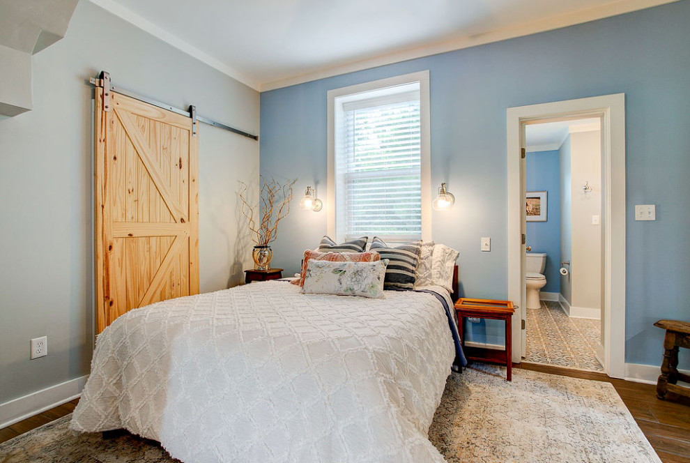 Foto de dormitorio tipo loft campestre pequeño con paredes azules, suelo de baldosas de porcelana y suelo marrón