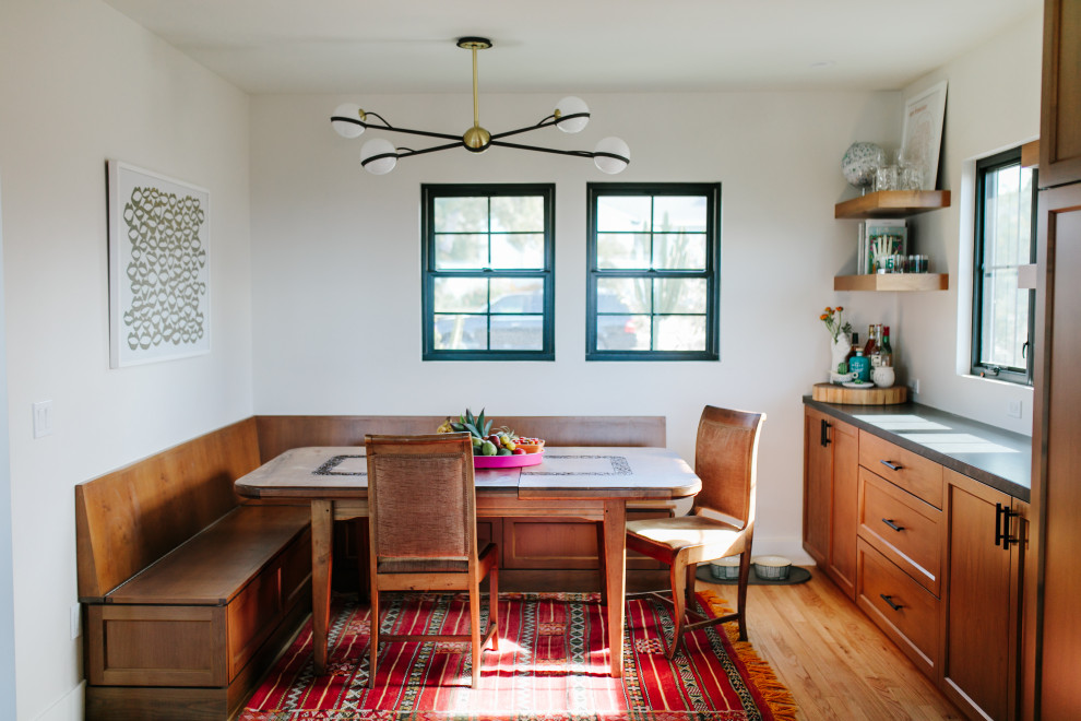 Стильный дизайн: столовая среднего размера в морском стиле с с кухонным уголком, белыми стенами, светлым паркетным полом и бежевым полом - последний тренд