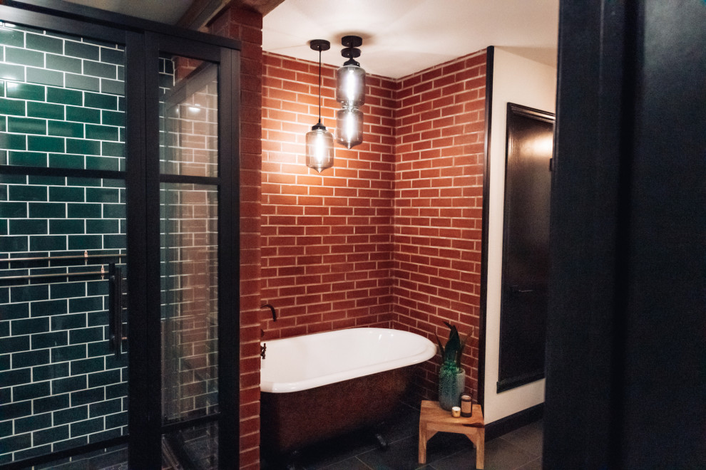 Idéer för industriella badrum, med ett fristående badkar, en hörndusch, grön kakel, klinkergolv i keramik, grått golv, dusch med gångjärnsdörr och tunnelbanekakel