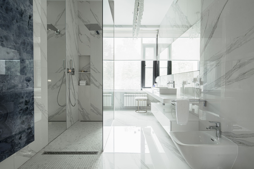 Большой красивый белый дом