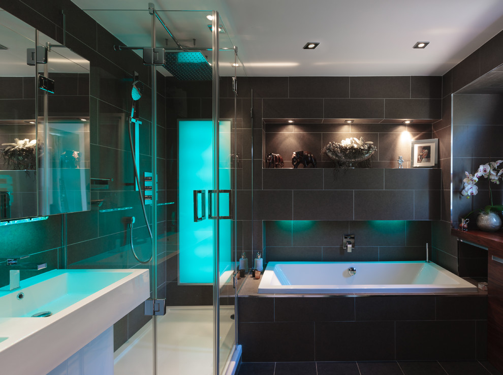 Photo of a modern bathroom in Los Angeles.