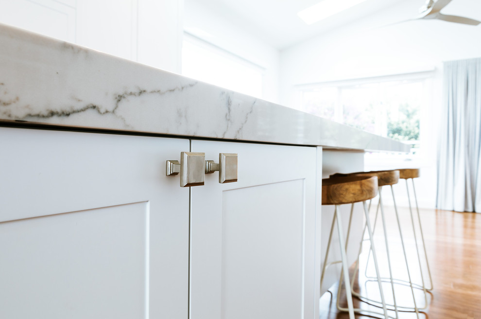 Design ideas for a modern eat-in kitchen in Sydney with quartz benchtops.