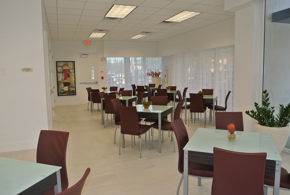 Idee per un'ampia sala da pranzo aperta verso il soggiorno minimalista con pareti bianche e pavimento con piastrelle in ceramica