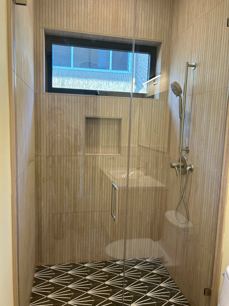 На фото: ванная комната среднего размера в современном стиле с душем в нише, бежевыми стенами, душевой кабиной и душем с распашными дверями