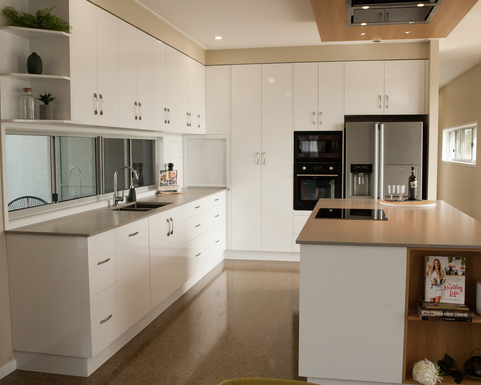 This is an example of a mid-sized contemporary kitchen in Townsville.