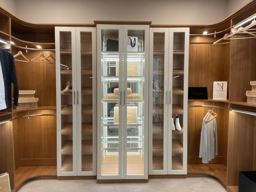 Idéer för att renovera ett mellanstort funkis walk-in-closet för könsneutrala, med luckor med glaspanel, skåp i ljust trä, heltäckningsmatta och vitt golv