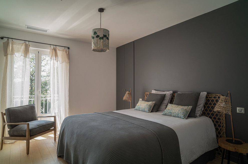 Источник вдохновения для домашнего уюта: гостевая спальня среднего размера, (комната для гостей) в морском стиле с серыми стенами, светлым паркетным полом и коричневым полом без камина