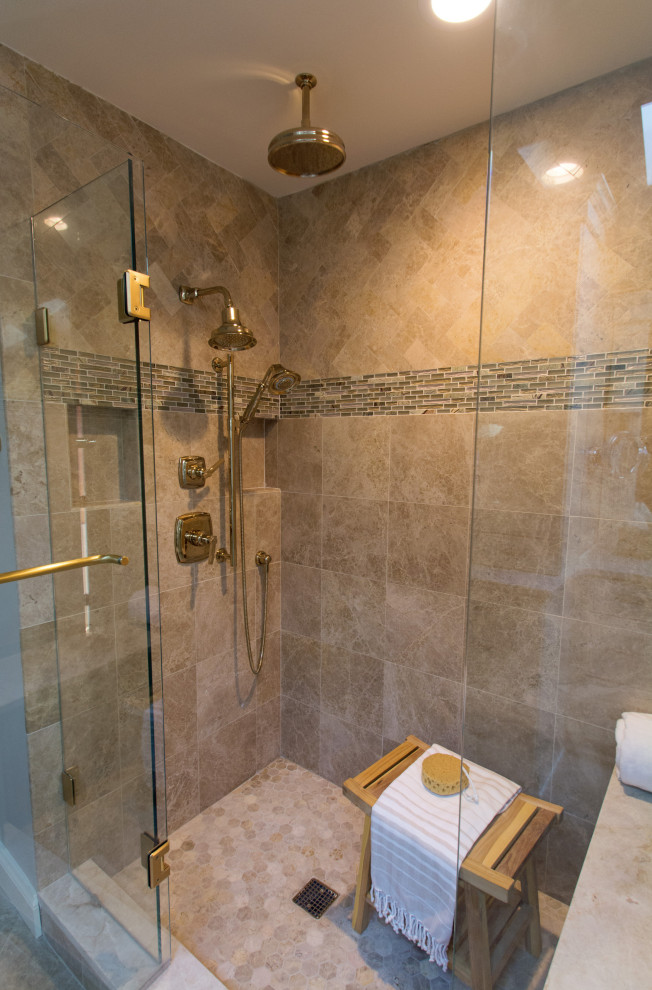 Ispirazione per una stanza da bagno padronale minimal di medie dimensioni con lavabo sottopiano, top in quarzo composito, top bianco, un lavabo e mobile bagno incassato