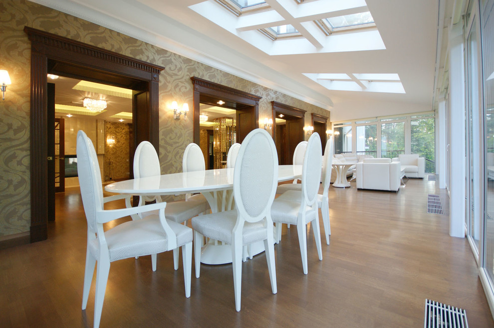 Cette image montre une salle à manger traditionnelle de taille moyenne.