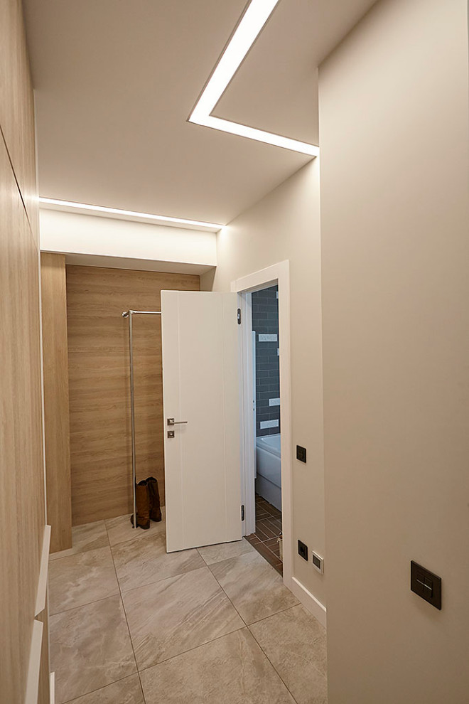 Источник вдохновения для домашнего уюта: коридор среднего размера: освещение в скандинавском стиле с бежевыми стенами, полом из керамогранита и коричневым полом