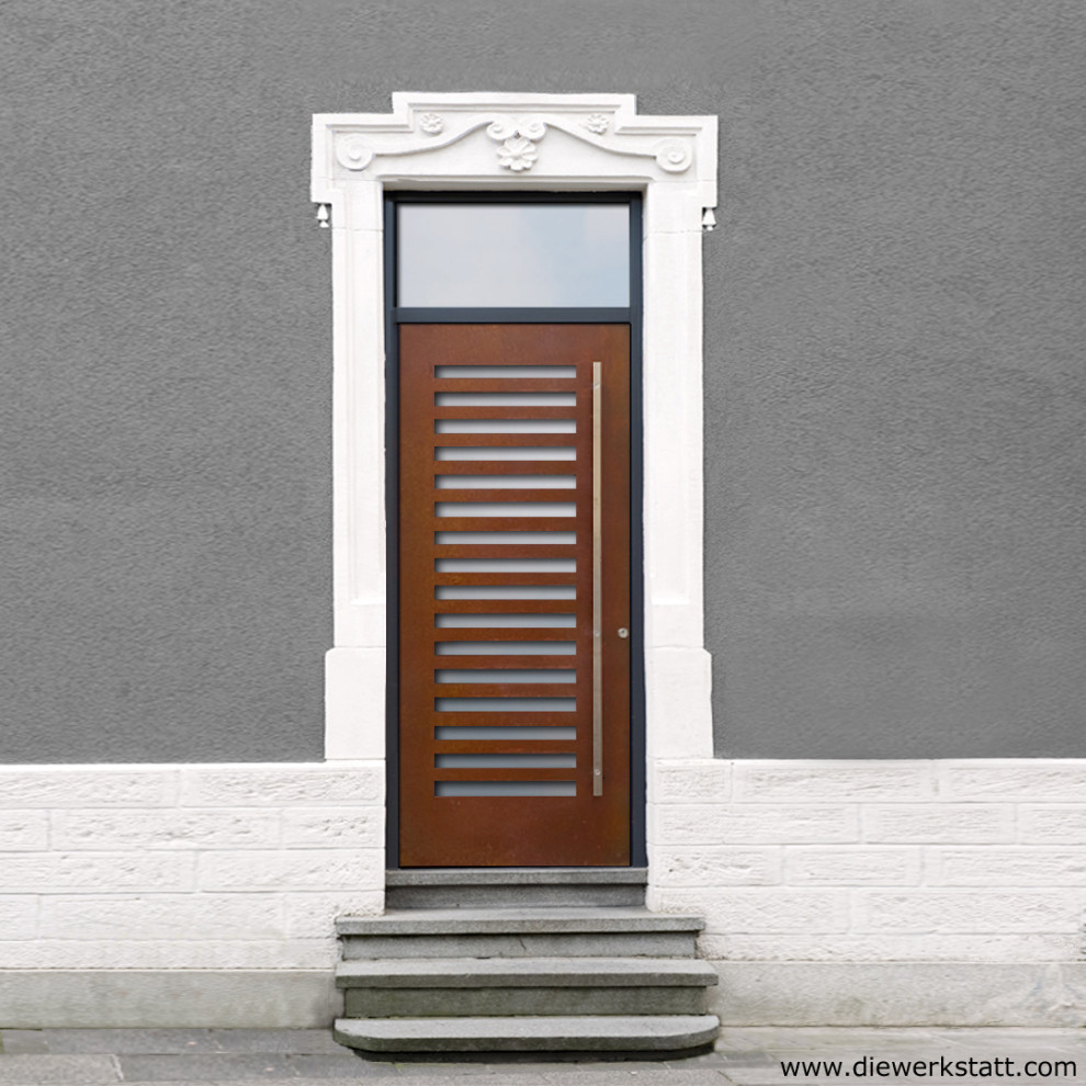 На фото: входная дверь среднего размера в классическом стиле с одностворчатой входной дверью и металлической входной дверью