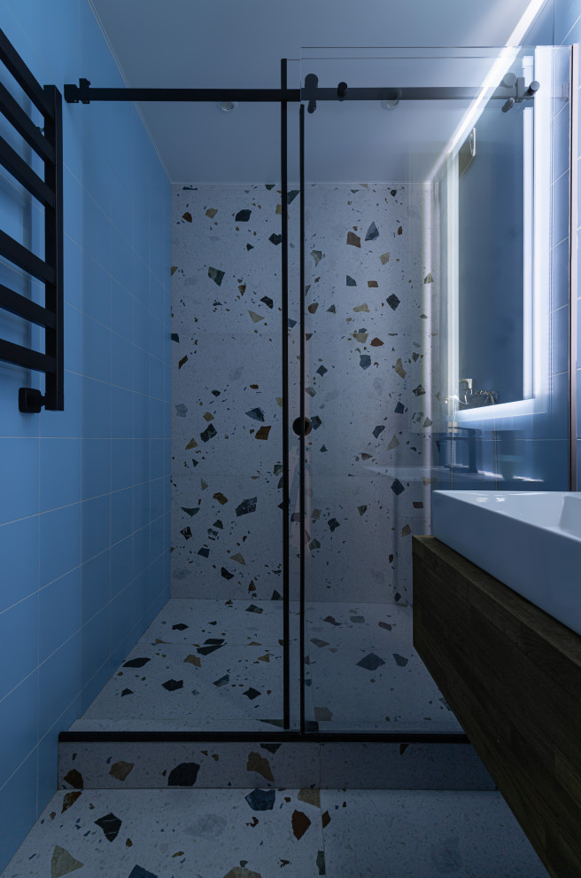 Foto på ett litet funkis brun badrum med dusch, med släta luckor, skåp i mellenmörkt trä, en dusch i en alkov, flerfärgad kakel, keramikplattor, blå väggar, klinkergolv i keramik, ett fristående handfat, träbänkskiva, flerfärgat golv och dusch med skjutdörr