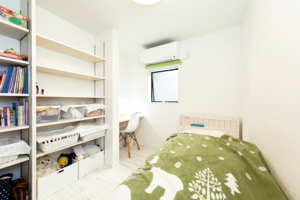 Modelo de dormitorio infantil blanco urbano de tamaño medio con paredes blancas, suelo de madera clara, suelo beige, papel pintado y papel pintado