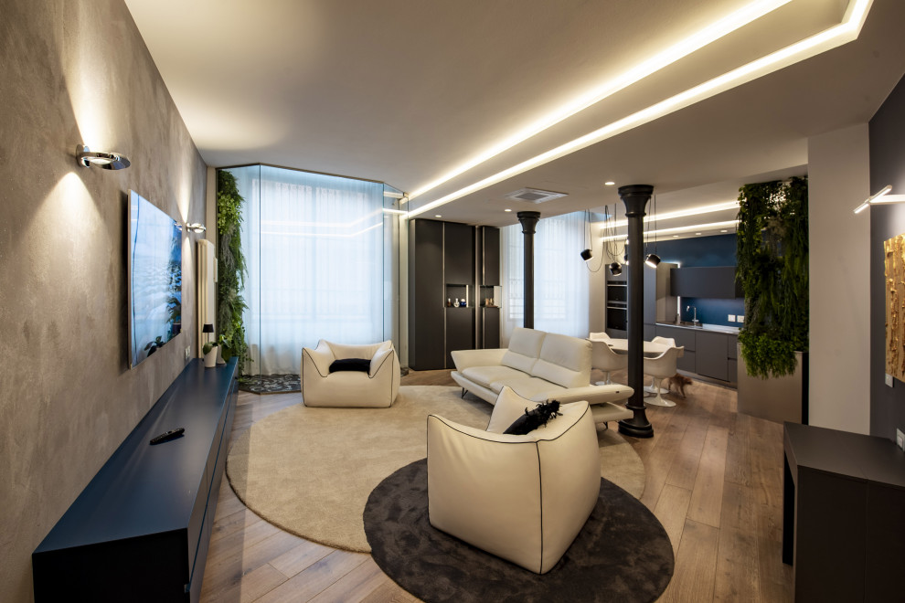 На фото: открытая гостиная комната среднего размера в стиле модернизм с серыми стенами, деревянным полом, многоуровневым потолком и ковром на полу с
