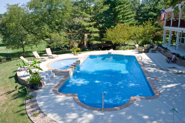 Vinyl Liner pool with raised Trilogy tanning ledge