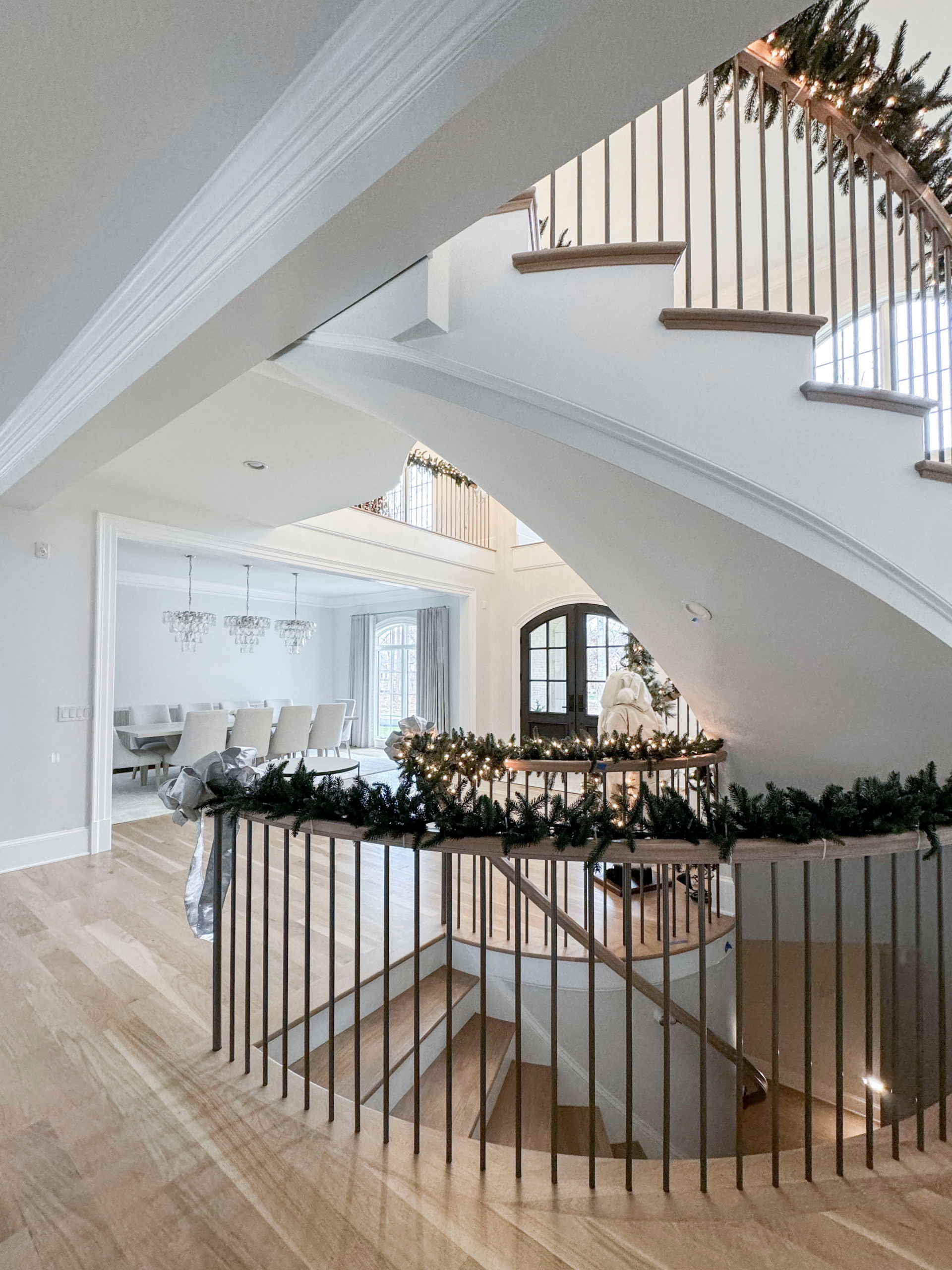 116_Elegant & Eye-catching Curved Staircase, Leesburg VA 20175