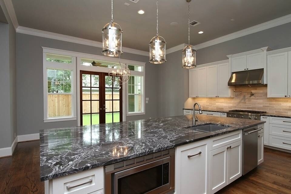 Kitchen - kitchen idea in Houston