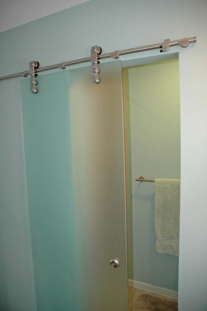 Example of a mid-sized transitional master white tile and subway tile porcelain tile and gray floor alcove bathtub design with shaker cabinets, white cabinets, a two-piece toilet, blue walls, an undermount sink, marble countertops and white countertops