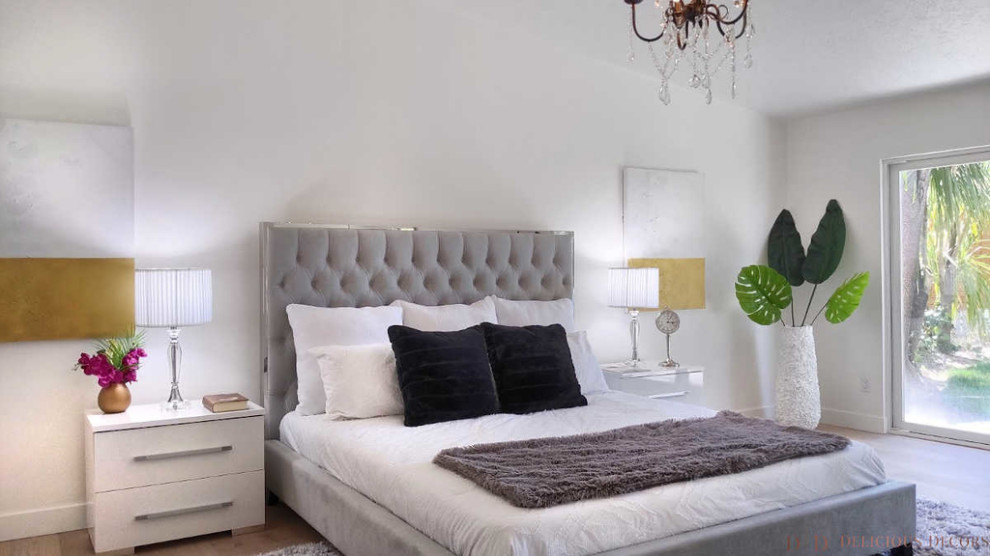 Idée de décoration pour une grande chambre parentale vintage avec un mur blanc, parquet clair et un sol beige.