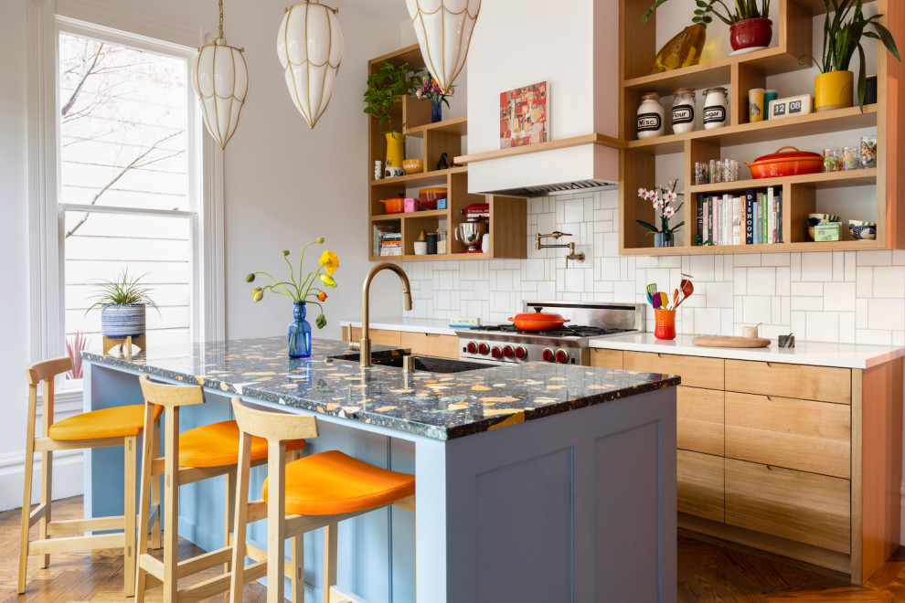 Eklektische Küche mit Küchenrückwand in Weiß, Rückwand aus Keramikfliesen, braunem Holzboden, Kücheninsel und bunter Arbeitsplatte in San Francisco