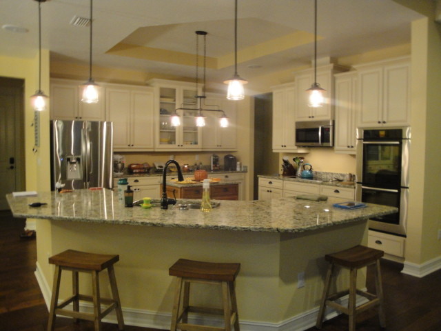 This is an example of a country kitchen in Tampa.