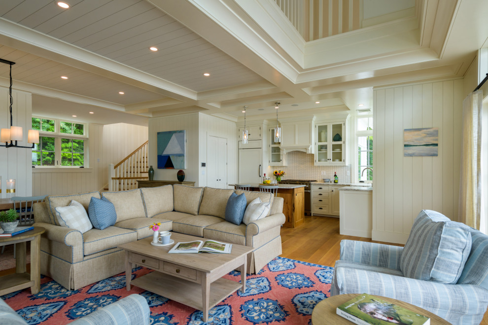 Offenes Maritimes Wohnzimmer mit weißer Wandfarbe, braunem Holzboden, braunem Boden, Kassettendecke und Wandpaneelen in Sonstige