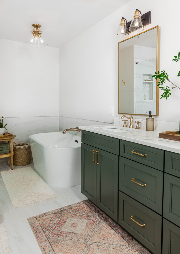 Exempel på ett mellanstort modernt en-suite badrum, med skåp i shakerstil, gröna skåp, ett fristående badkar, en toalettstol med separat cisternkåpa, porslinskakel, klinkergolv i porslin, ett undermonterad handfat, bänkskiva i kvarts och dusch med gångjärnsdörr
