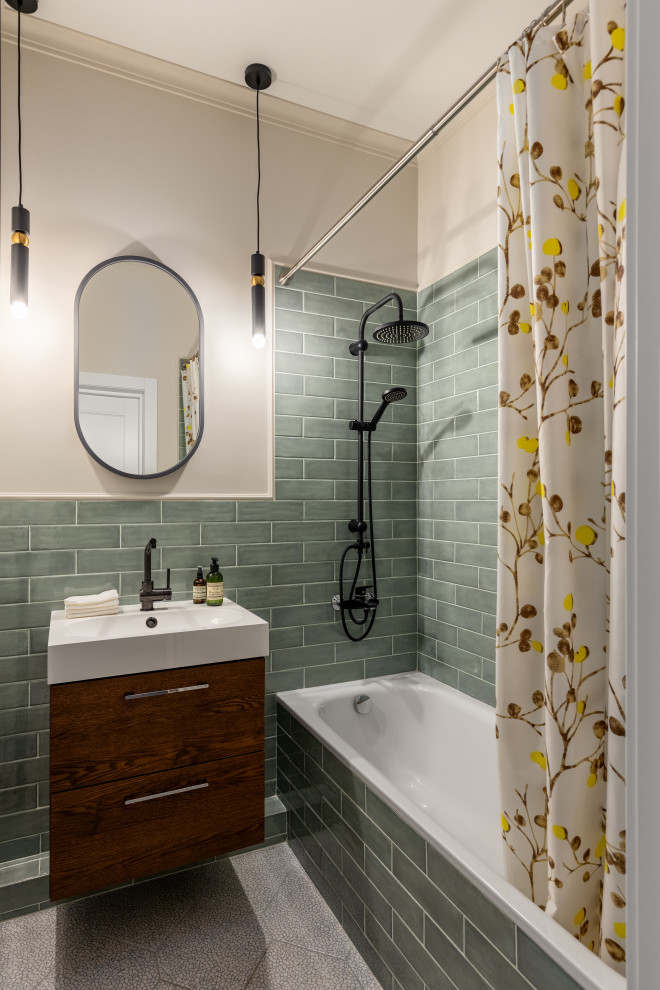 Skandinavisk inredning av ett litet vit vitt en-suite badrum, med släta luckor, skåp i mellenmörkt trä, ett undermonterat badkar, en dusch/badkar-kombination, en vägghängd toalettstol, grön kakel, keramikplattor, beige väggar, klinkergolv i keramik, ett nedsänkt handfat, bänkskiva i akrylsten och grått golv