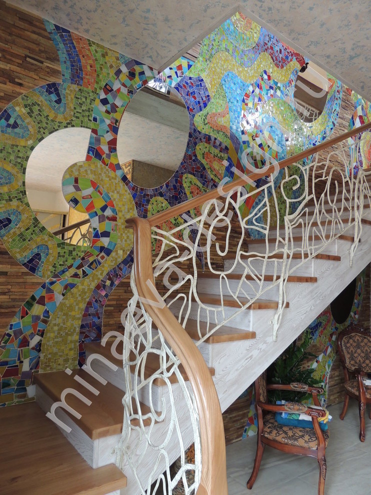 Ручная мозаика в стиле Гауди (25 кв.м), лестничный пролет