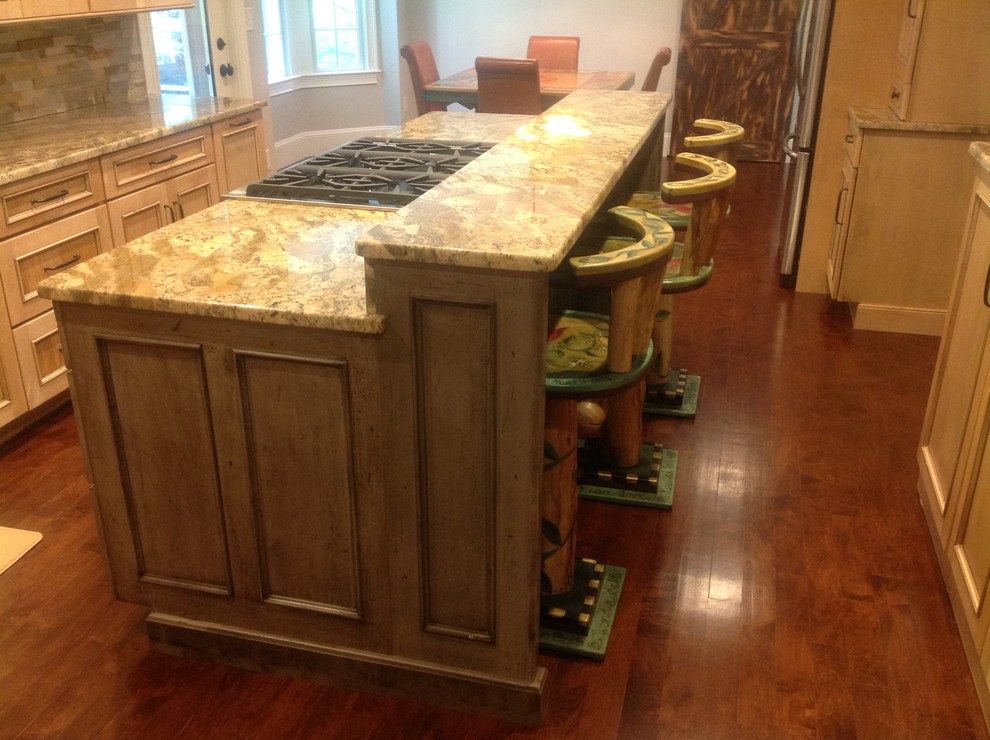 Example of a mountain style home design design with granite countertops