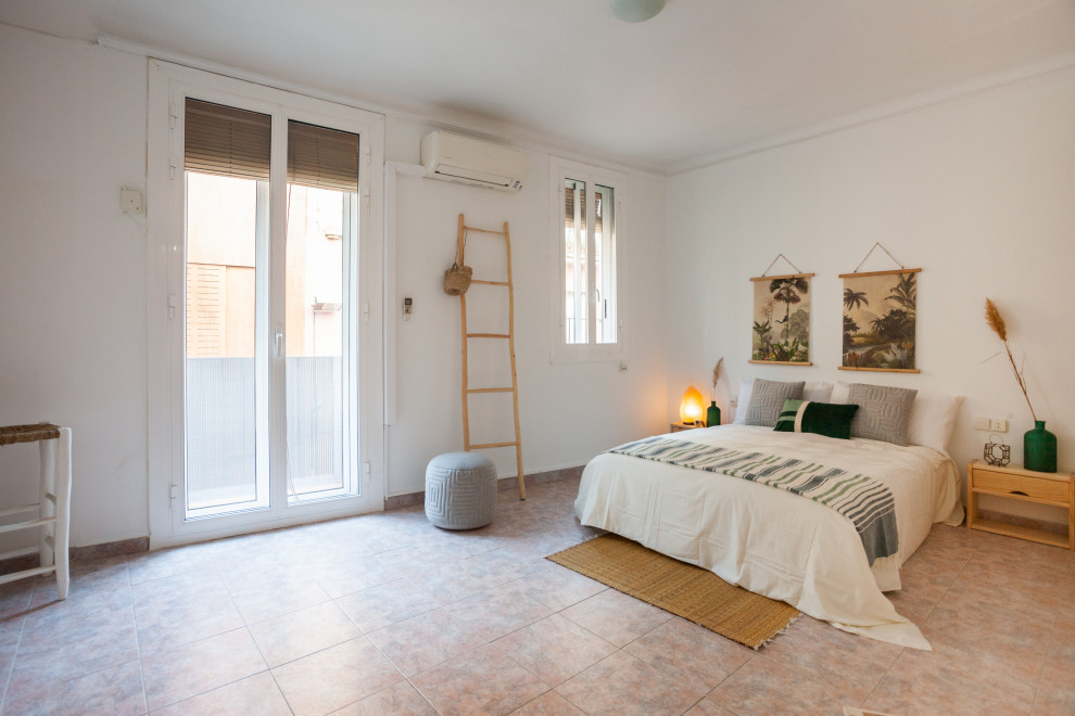 Свежая идея для дизайна: хозяйская спальня среднего размера в средиземноморском стиле с белыми стенами и розовым полом - отличное фото интерьера