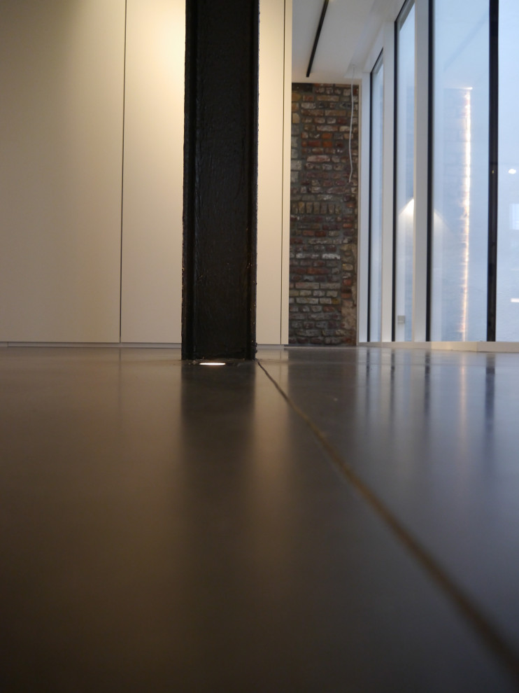 fast schwarzer Industriebetonboden