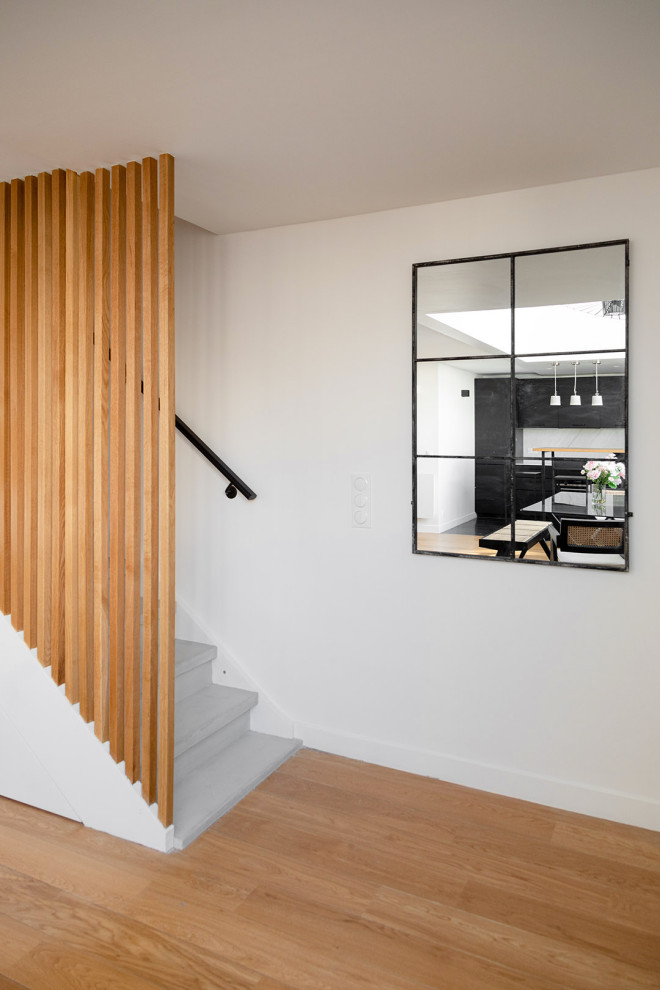 Imagen de escalera recta contemporánea pequeña con escalones de madera pintada, contrahuellas de madera pintada y barandilla de madera