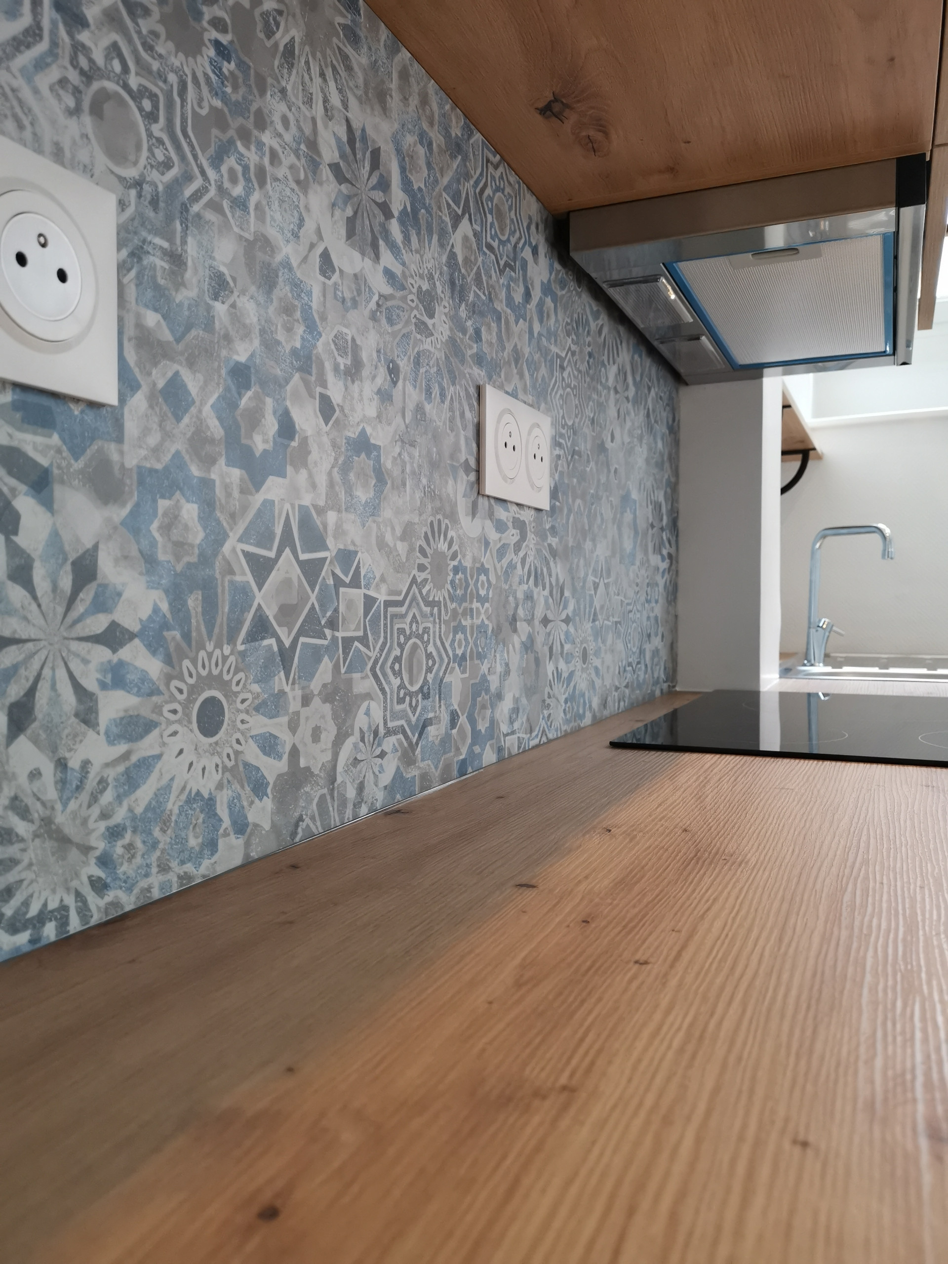 Beige et bois pour une ambiance chaleureuse.