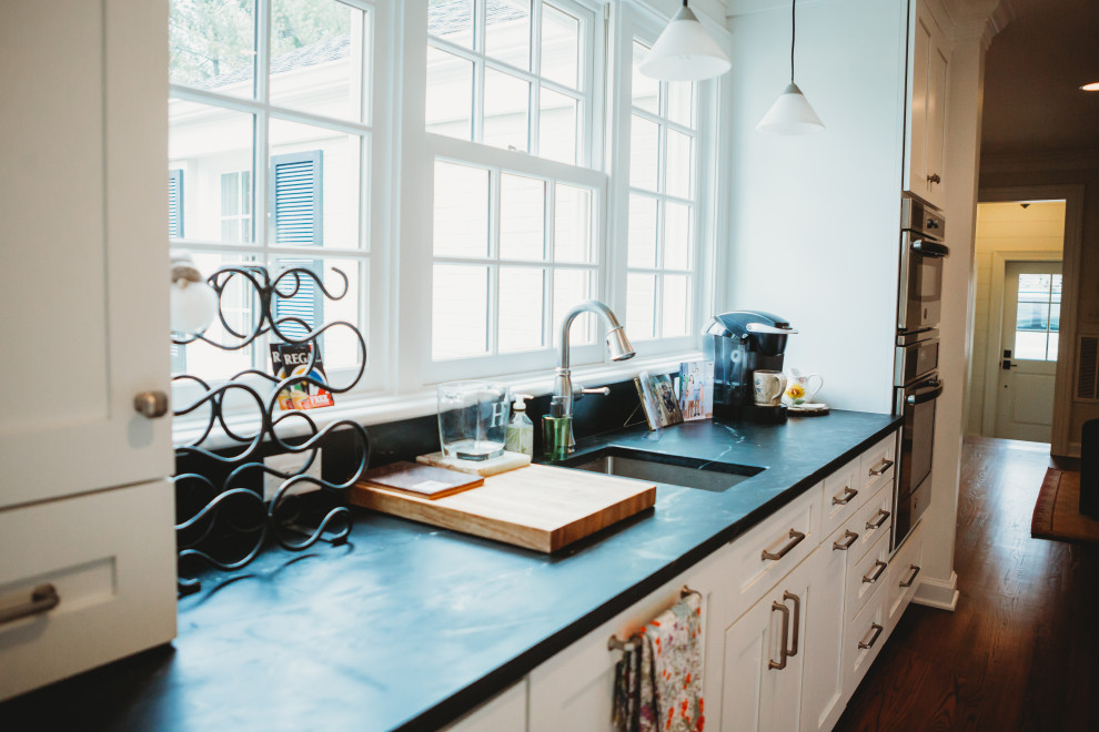 Example of a minimalist kitchen design in Nashville