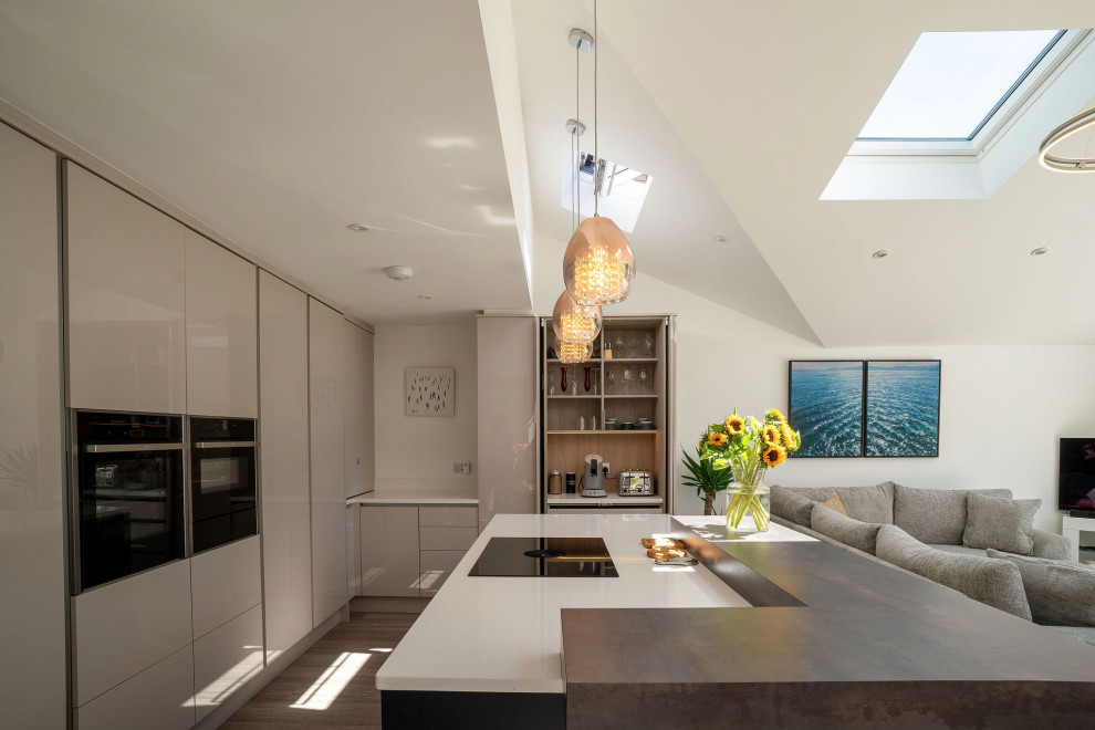 Offene, Mittelgroße Moderne Küche mit flächenbündigen Schrankfronten und Kücheninsel in Berkshire