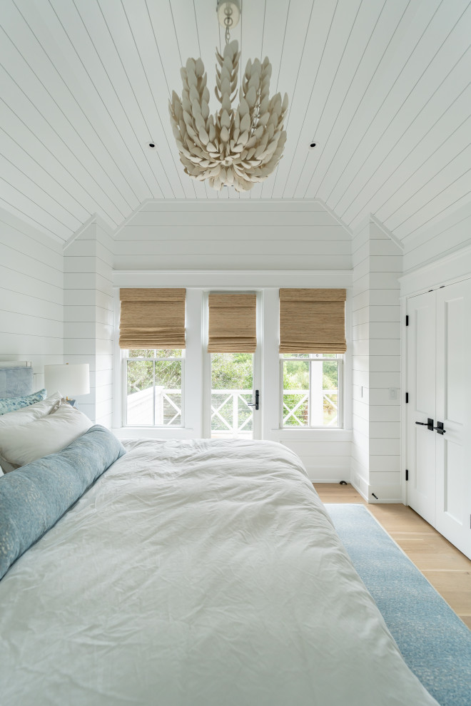 Maritimes Gästezimmer mit weißer Wandfarbe, gewölbter Decke und Holzdielenwänden in Sonstige